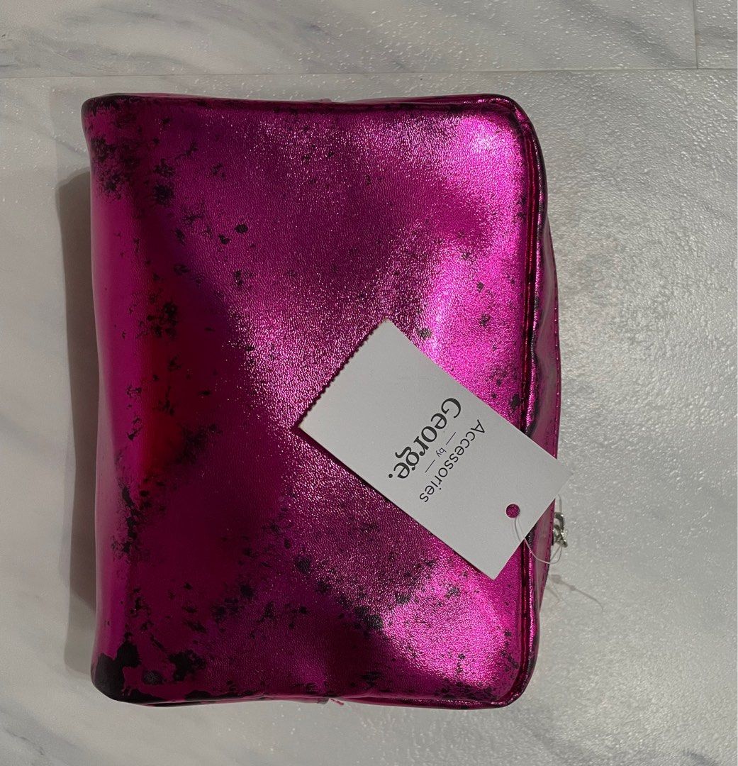 Makeup pouch (Category: Purses & Pouches) located in Singapore. Submitted by melody7235 (Listing ID 1402211006, Image 1). Description: .