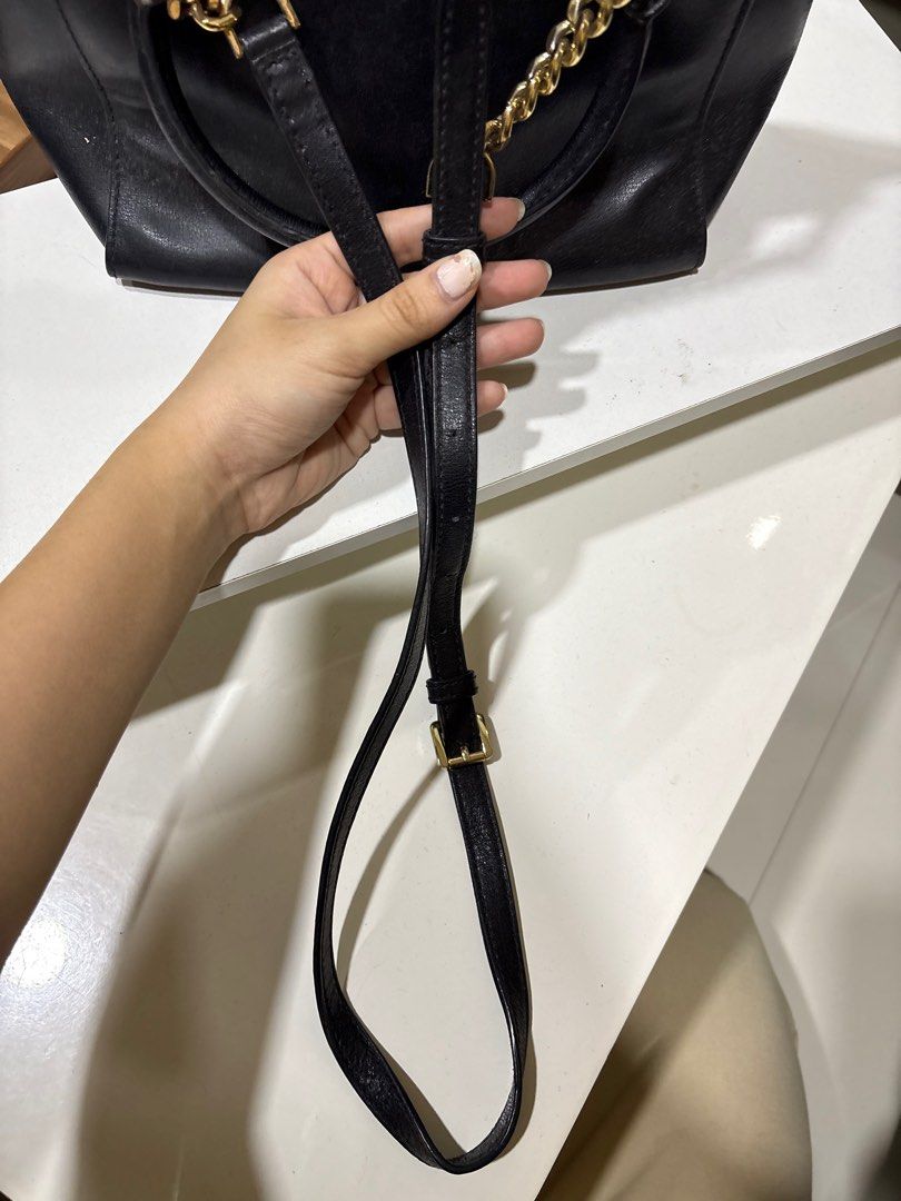 Michael Kors Leather Crossbody Bag (Category: Luxury Bags & Wallets) located in Manila. Submitted by llvustrous (Listing ID 1402251862, Image 2). Description: 4 internal pockets and 1 zipper pocket Two extensive pockets With Strap •Dimensions Width : 12 in Height: 7 in Depth: 5 in Strap Drop: 4 in.