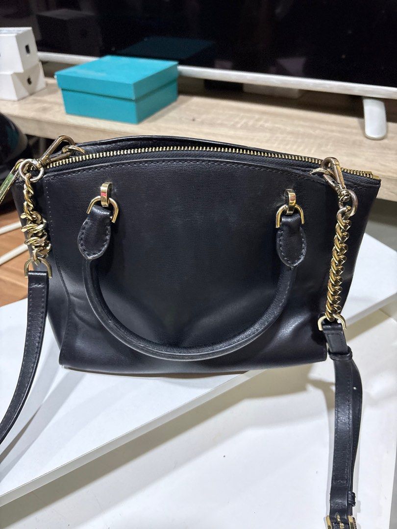 Michael Kors Leather Crossbody Bag (Category: Luxury Bags & Wallets) located in Manila. Submitted by llvustrous (Listing ID 1402251862, Image 3). Description: 4 internal pockets and 1 zipper pocket Two extensive pockets With Strap •Dimensions Width : 12 in Height: 7 in Depth: 5 in Strap Drop: 4 in.