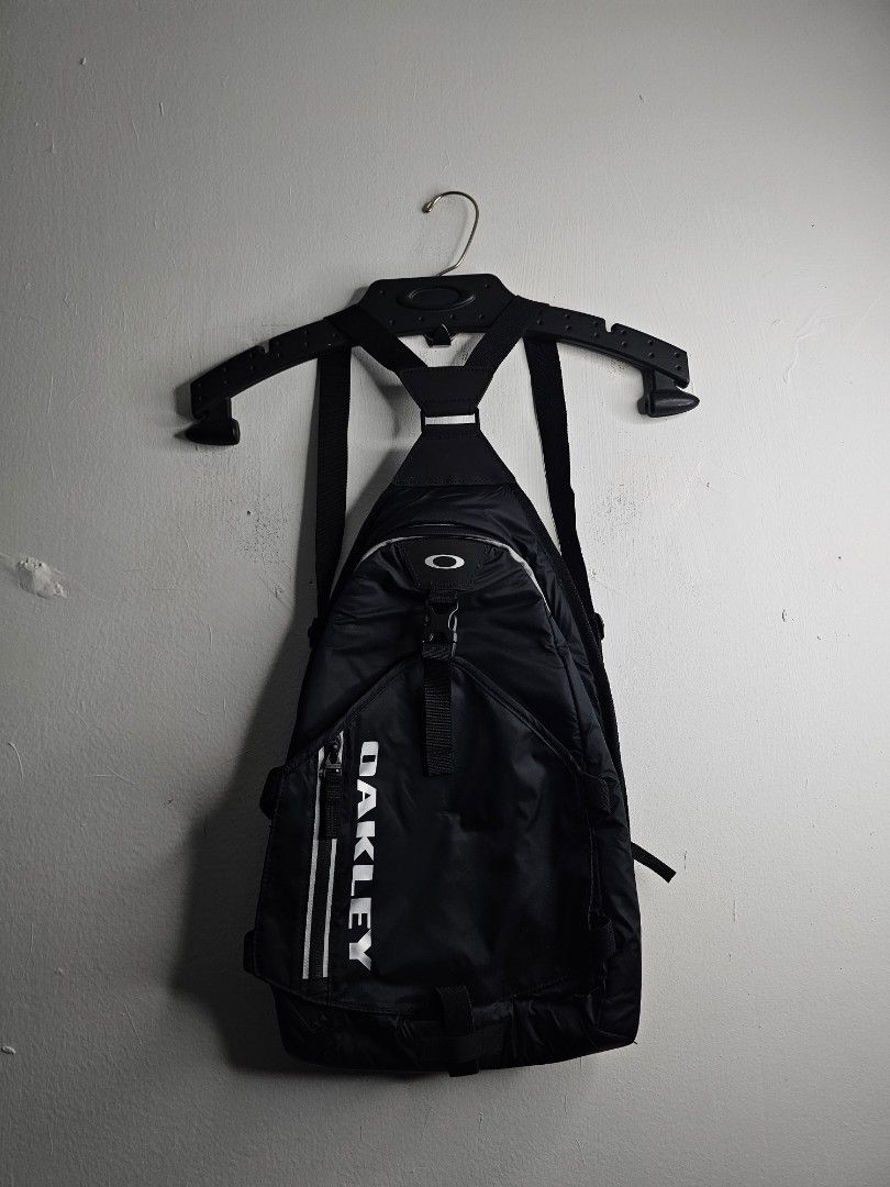 Oakley Blackout Commuter Helmet Utility Bag (Category: Backpacks) located in Legazpi City. Submitted by benj_garlan (Listing ID 1402149192, Image 1). Description: Oakley Blackout Commuter Helmet Utility Bag 10 width, 18 lenght Reflective rubberized logo, no crack on print Complete tags, polyester fabric Multiple pockets Good as new condition, no flaws.