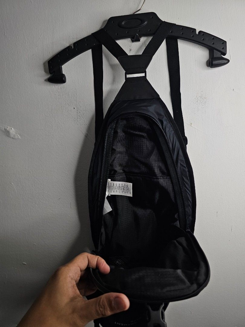 Oakley Blackout Commuter Helmet Utility Bag (Category: Backpacks) located in Legazpi City. Submitted by benj_garlan (Listing ID 1402149192, Image 2). Description: Oakley Blackout Commuter Helmet Utility Bag 10 width, 18 lenght Reflective rubberized logo, no crack on print Complete tags, polyester fabric Multiple pockets Good as new condition, no flaws.