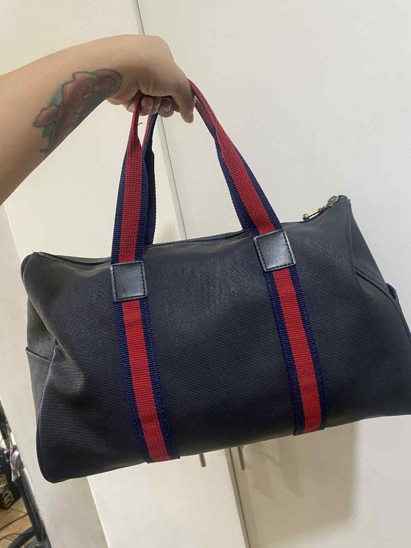 Roberta di Camerino Navy Blue Bag (Category: Luxury Bags & Wallets) located in Cainta. Submitted by carlomangampo (Listing ID 1402139192, Image 2). Description: - Navy blue duffel bag - Brand: Roberta di Camerino - Red and blue striped handles - Black leather handles - Red leather brand patch - Zipper closure - Side pocket sf nit included payment first.