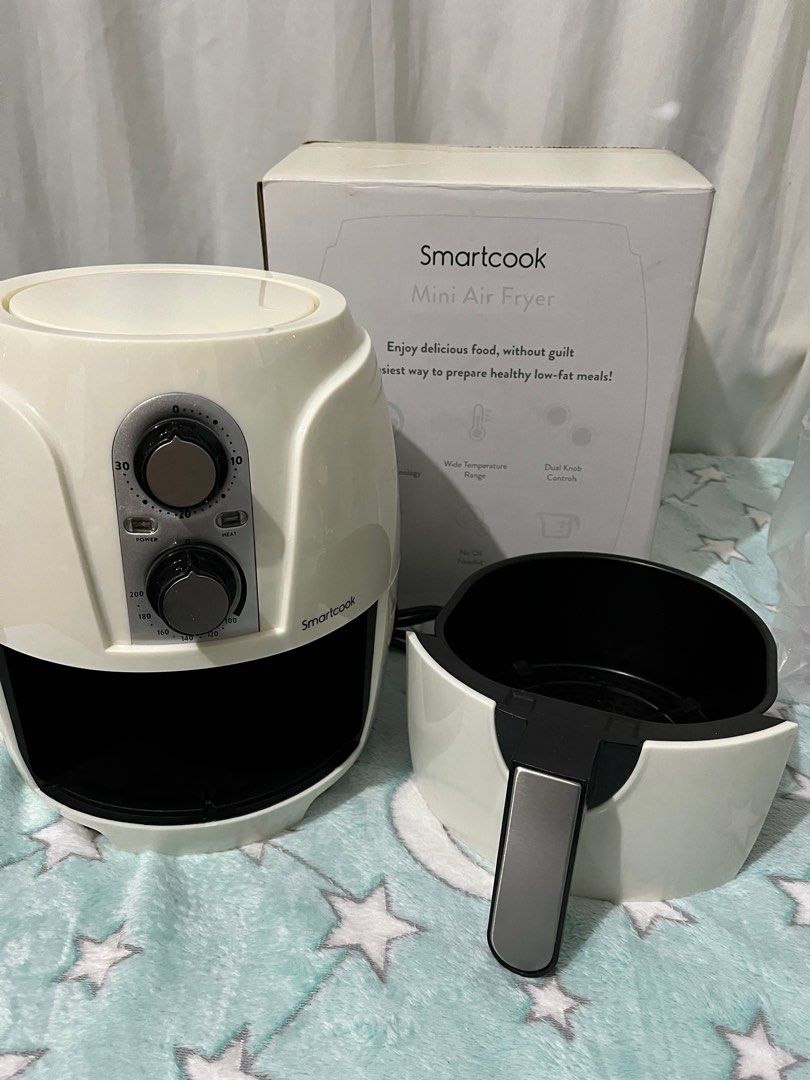 Smartcook Mini Air Fryer (Category: Fryers) located in Antipolo. Submitted by gettinghooked (Listing ID 1402188815, Image 3). Description: Enjoy delicious food without the guilt with this Smartcook Mini Air Fryer. It uses Rapid Air Circulation Technology and has a 2.5L pot capacity. Features include a wide temperature range up to 200°C and a timer up to 30 minutes. It requires 220V and 1200W of power..
