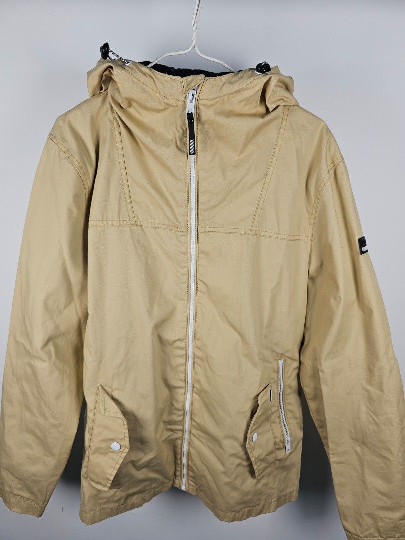 Solid Denmark Jacket 風褸 （分類：外套及戶外衣服）位於 Hong Kong。 由 k3n_k3n 提交（商品編號 1402268064，圖片 6）。簡介： Solid Jacket 風褸 顏色Color : 淺啡色 Beige 大細 Size : 細碼Small 尺寸 Dimensions: 膊頭 Shoulder : 46mm 胸 Chest : 53cm 長 Length : 70cm 紅色地鐵線交收 MTR-Red Line Meet-Up 只收現金/Payme Cash or Payme Only。