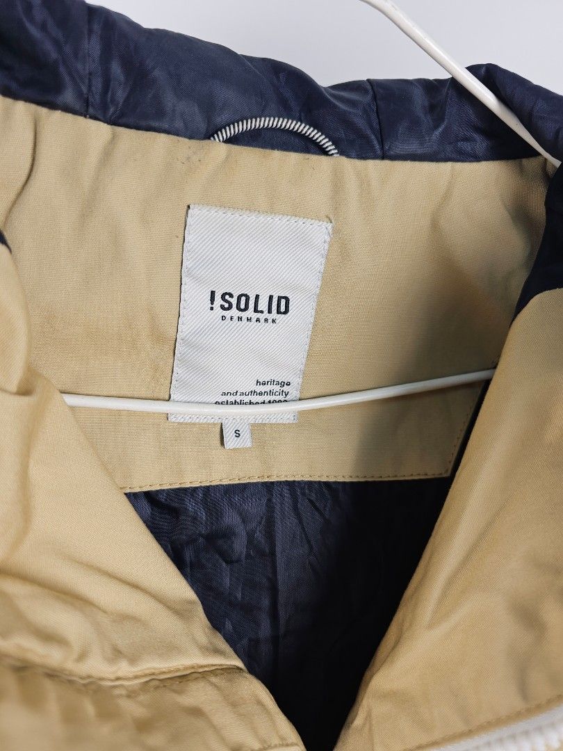 Solid Denmark Jacket 風褸 （分類：外套及戶外衣服）位於 Hong Kong。 由 k3n_k3n 提交（商品編號 1402268064，圖片 2）。簡介： Solid Jacket 風褸 顏色Color : 淺啡色 Beige 大細 Size : 細碼Small 尺寸 Dimensions: 膊頭 Shoulder : 46mm 胸 Chest : 53cm 長 Length : 70cm 紅色地鐵線交收 MTR-Red Line Meet-Up 只收現金/Payme Cash or Payme Only。