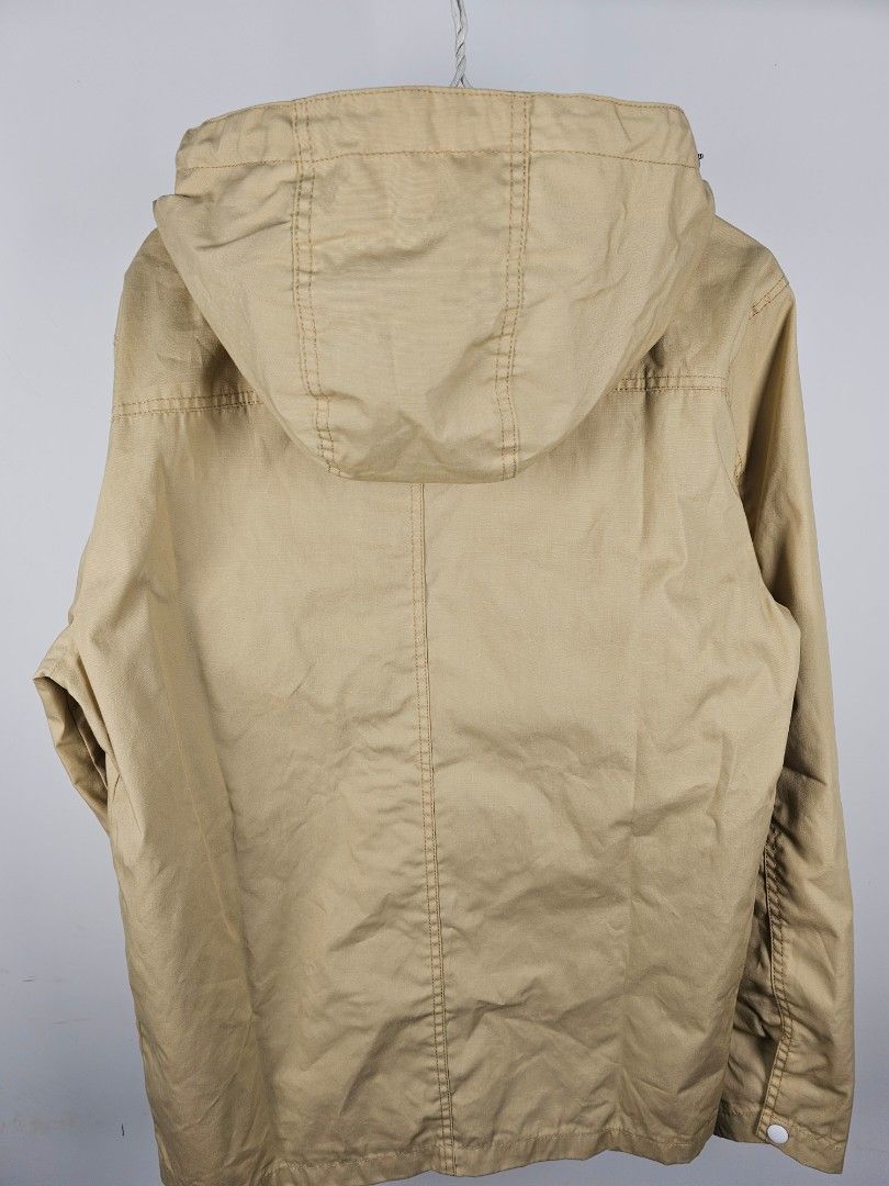 Solid Denmark Jacket 風褸 （分類：外套及戶外衣服）位於 Hong Kong。 由 k3n_k3n 提交（商品編號 1402268064，圖片 5）。簡介： Solid Jacket 風褸 顏色Color : 淺啡色 Beige 大細 Size : 細碼Small 尺寸 Dimensions: 膊頭 Shoulder : 46mm 胸 Chest : 53cm 長 Length : 70cm 紅色地鐵線交收 MTR-Red Line Meet-Up 只收現金/Payme Cash or Payme Only。