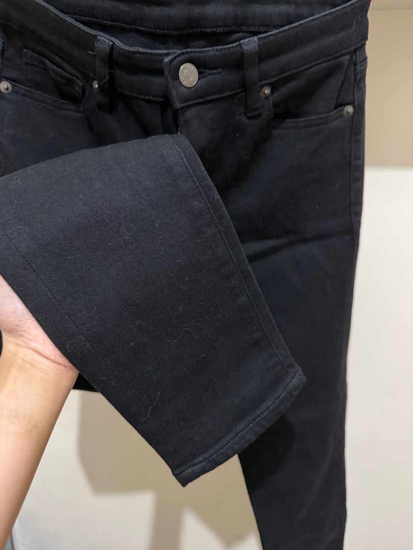 Uniqlo Black Jeans Size 25 (Category: Jeans) located in Manila. Submitted by prelovedfromdada (Listing ID 1402186957, Image 2). Description: Size 25 (63.5 cm), black, in good condition, no stains, used twice.
