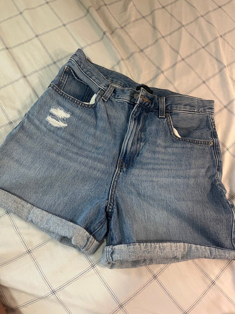 Uniqlo Denim Shorts (Category: Shorts) located in Quezon City. Submitted by declutteringgabe (Listing ID 1402195231, Image 1). Description: - Uniqlo Denim Shorts - Size 26 - RFS: decluttering.