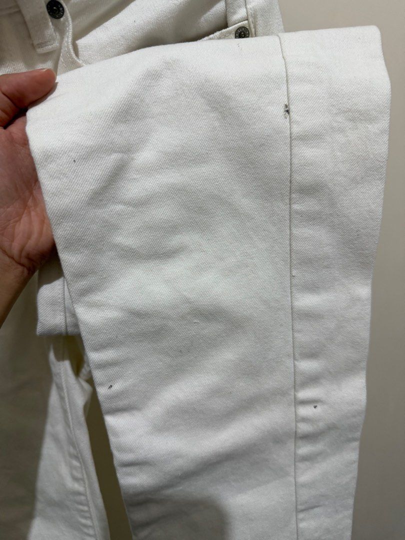 Uniqlo Jeans White Size 22 (Category: Jeans) located in Manila. Submitted by prelovedfromdada (Listing ID 1402186219, Image 3). Description: Size 22 (56 cm), whitish cream in color, with minimal stains.