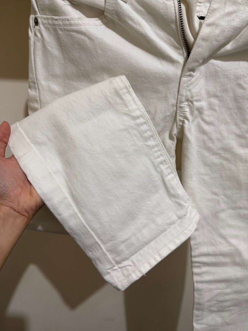 Uniqlo Jeans White Size 22 (Category: Jeans) located in Manila. Submitted by prelovedfromdada (Listing ID 1402186219, Image 2). Description: Size 22 (56 cm), whitish cream in color, with minimal stains.