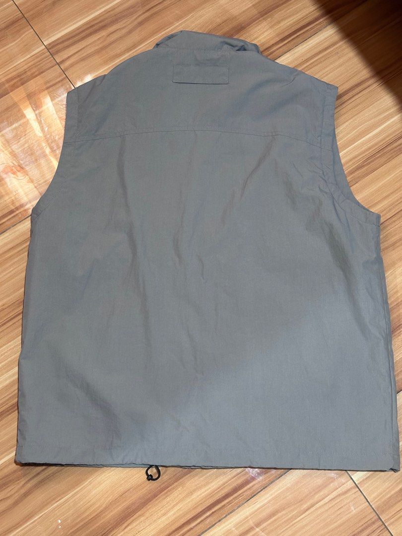 Utility Multipocket Vest (Category: Vests) located in San Jose. Submitted by custodiokhen (Listing ID 1402105849, Image 2). Description: - Multiple pockets - Zip-up closure - Mesh lining - High collar - Drawstring at bottom hem - Neutral color -W 25 -L 28.