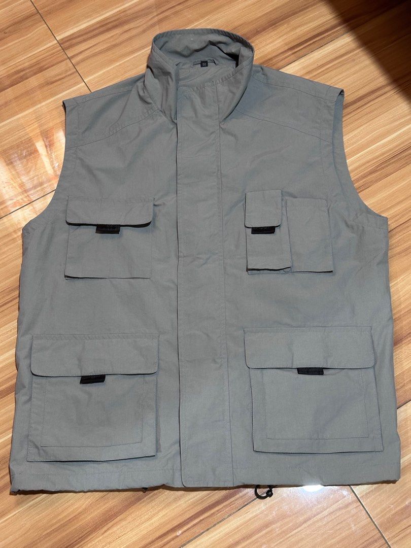 Utility Multipocket Vest (Category: Vests) located in San Jose. Submitted by custodiokhen (Listing ID 1402105849, Image 1). Description: - Multiple pockets - Zip-up closure - Mesh lining - High collar - Drawstring at bottom hem - Neutral color -W 25 -L 28.