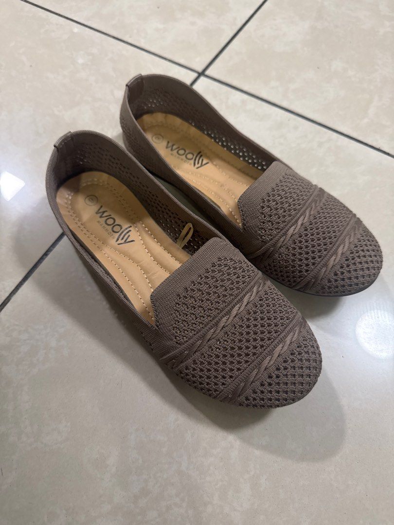 Woolly Mammoth Brown Flats Size 6 (Category: Flats & Sandals) located in Quezon City. Submitted by chryswb (Listing ID 1402242719, Image 2). Description: - Woolly Mammoth flats - Size: 6 - Color: Brown - Breathable knit material - Comfortable insole - Durable sole - Perfect for everyday wear - Chic and stylish design.