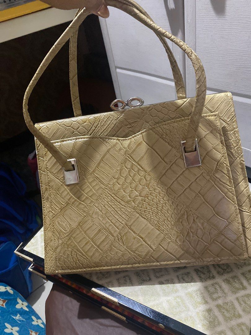 Beige Crocodile-Embossed Handbag (Category: Luxury Bags & Wallets) located in Manila. Submitted by eicho (Listing ID 1402405520, Image 2). Description: .