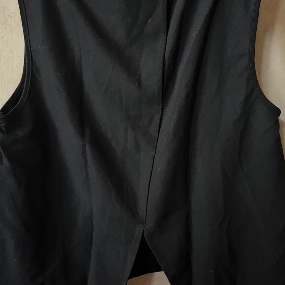 Black Sleeveless Top (Category: Sleeveless) located in Manila. Submitted by mailed (Listing ID 1402476956, Image 2). Description: Split back detail Good as casual/office/corporate attire Very presko *my first listing got deleted :(.