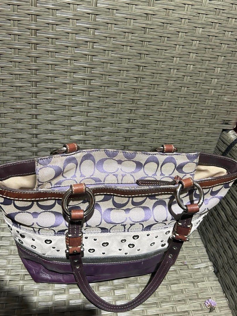 Coach Patchwork Tote (Category: Luxury Bags & Wallets) located in Dagupan City. Submitted by nicacloset.ph (Listing ID 1402397921, Image 2). Description: in good condition. .