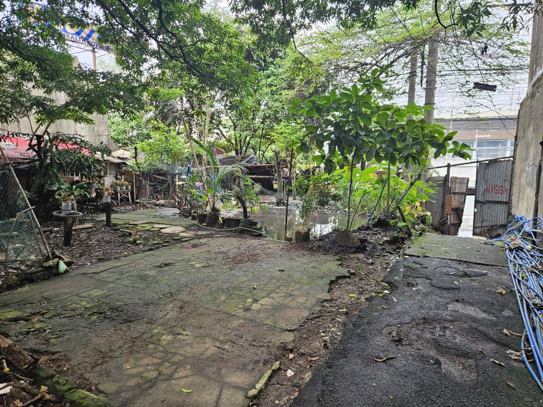 Commonwealth lot for sale (Category: Lot) located in Quezon City. Submitted by sfrc2021 (Listing ID 1402476529, Image 2). Description: 898 sqm Vacant lot along Commonwealth for sale Same side as Ever Gotesco, one block away from Ever Gotesco..