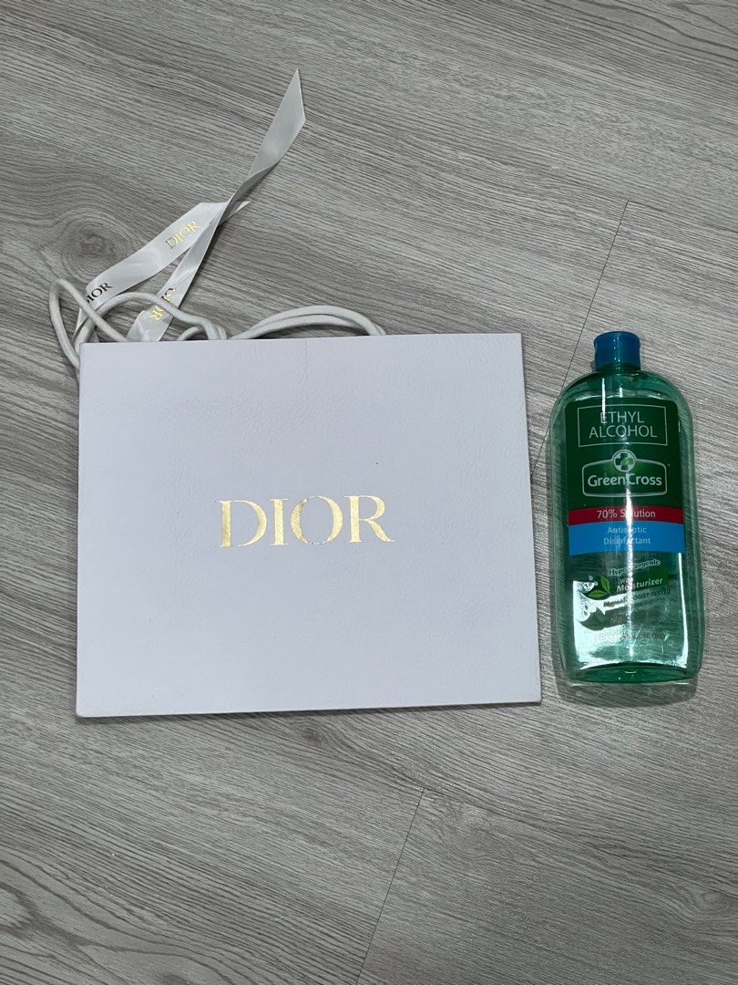 500 each! Dior Gift Set with Paper Bags (Category: Luxury Bags & Wallets) located in Mandaluyong City. Submitted by mygoodfindsph (Listing ID 1402292788, Image 3). Description: 500 per bag - Authentic Dior paper bags in various sizes - Features the iconic Dior logo in gold - Includes a decorative Christian Dior box .