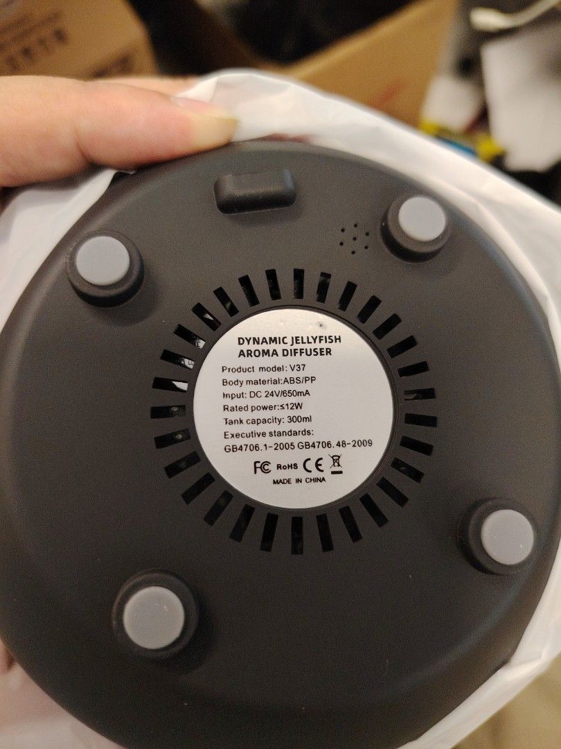 Dynamic Aroma Diffuser VS2 （分類：家居香薰）位於 Hong Kong。 由 yipchifai 提交（商品編號 1402318599，圖片 2）。簡介： 這款Dynamic Aroma Diffuser，型號為VS2。機身為黑色，設計獨特，底部有產品規格標籤，包括型號、材質、輸入電壓等。包裝盒內有完整包裝，確保產品安全。這款擴香機設計時尚，適合用於家居或辦公室，營造舒適的環境。。