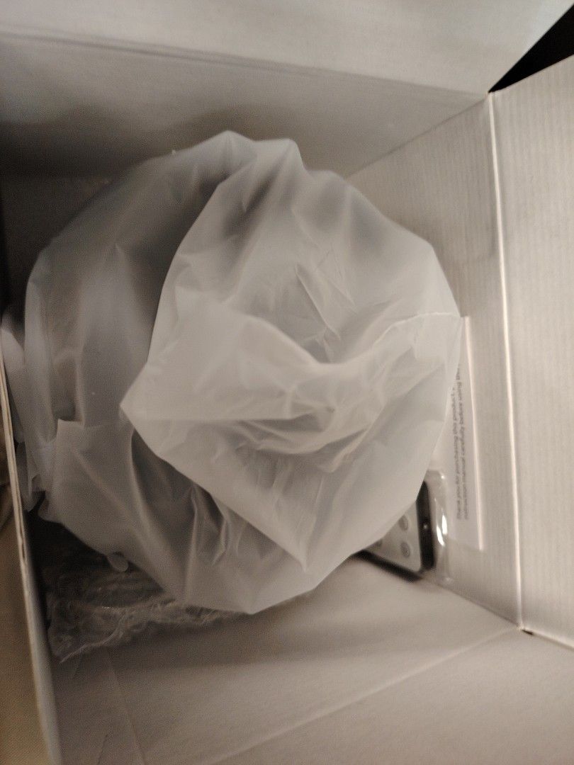 Dynamic Aroma Diffuser VS2 （分類：家居香薰）位於 Hong Kong。 由 yipchifai 提交（商品編號 1402318599，圖片 3）。簡介： 這款Dynamic Aroma Diffuser，型號為VS2。機身為黑色，設計獨特，底部有產品規格標籤，包括型號、材質、輸入電壓等。包裝盒內有完整包裝，確保產品安全。這款擴香機設計時尚，適合用於家居或辦公室，營造舒適的環境。。