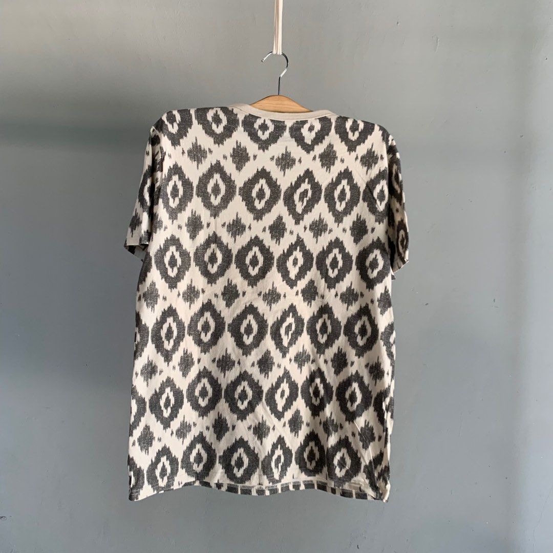Gap (Category: Tshirts & Polo Shirts) located in Kuala Lumpur. Submitted by dua_ribu00 (Listing ID 1402312301, Image 3). Description: P21/L29 Condition : 7.5/10 .
