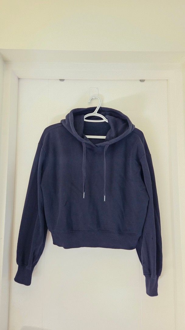 GU Navy Blue Cropped Hoodie (Category: Longsleeves) located in Pasig City. Submitted by itsmecchai (Listing ID 1402471542, Image 2). Description: - Navy blue cropped hoodie - Drawstring hood - Long sleeves - Relaxed fit - Soft and comfortable material - fits S-M.