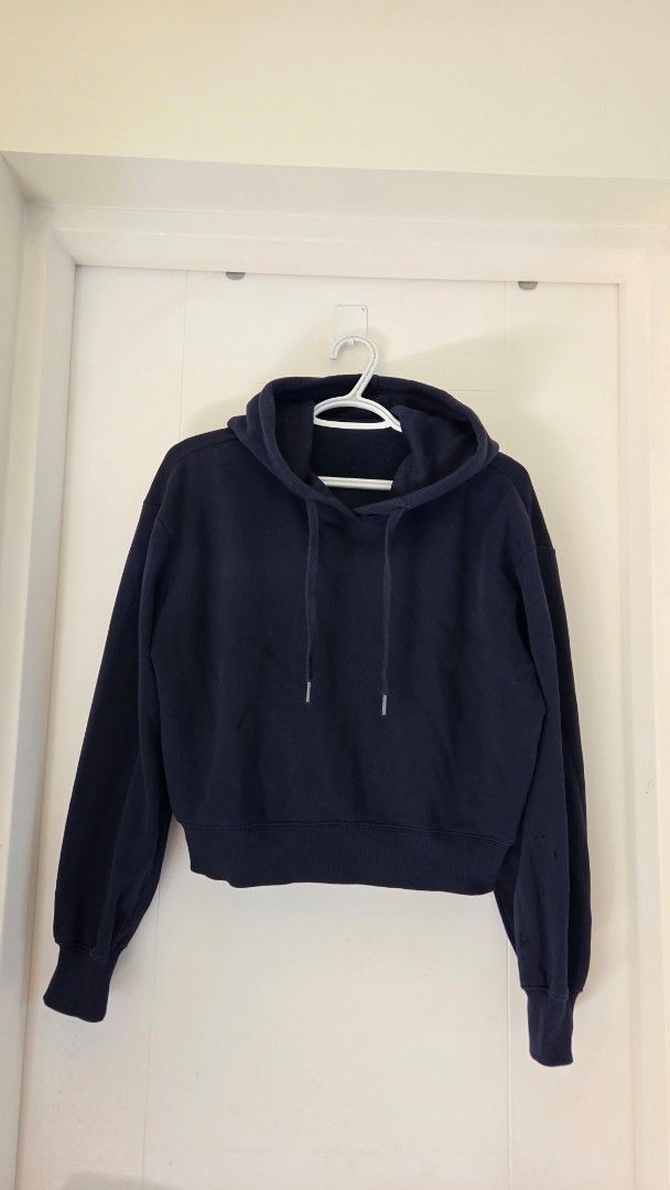 GU Navy Blue Cropped Hoodie (Category: Longsleeves) located in Pasig City. Submitted by itsmecchai (Listing ID 1402471542, Image 1). Description: - Navy blue cropped hoodie - Drawstring hood - Long sleeves - Relaxed fit - Soft and comfortable material - fits S-M.