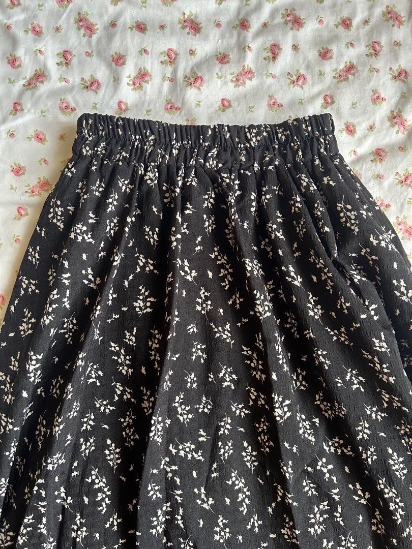 long black floral skirt (Category: Skirts) located in Caloocan City. Submitted by 888yogurt (Listing ID 1402378828, Image 2). Description: fits xs-s w - 20-30 l - 31.5 flowy and has a lining for delivery or meet up sm fairview rfs: decluttering.