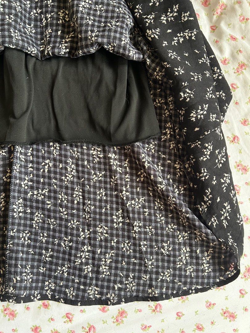 long black floral skirt (Category: Skirts) located in Caloocan City. Submitted by 888yogurt (Listing ID 1402378828, Image 3). Description: fits xs-s w - 20-30 l - 31.5 flowy and has a lining for delivery or meet up sm fairview rfs: decluttering.