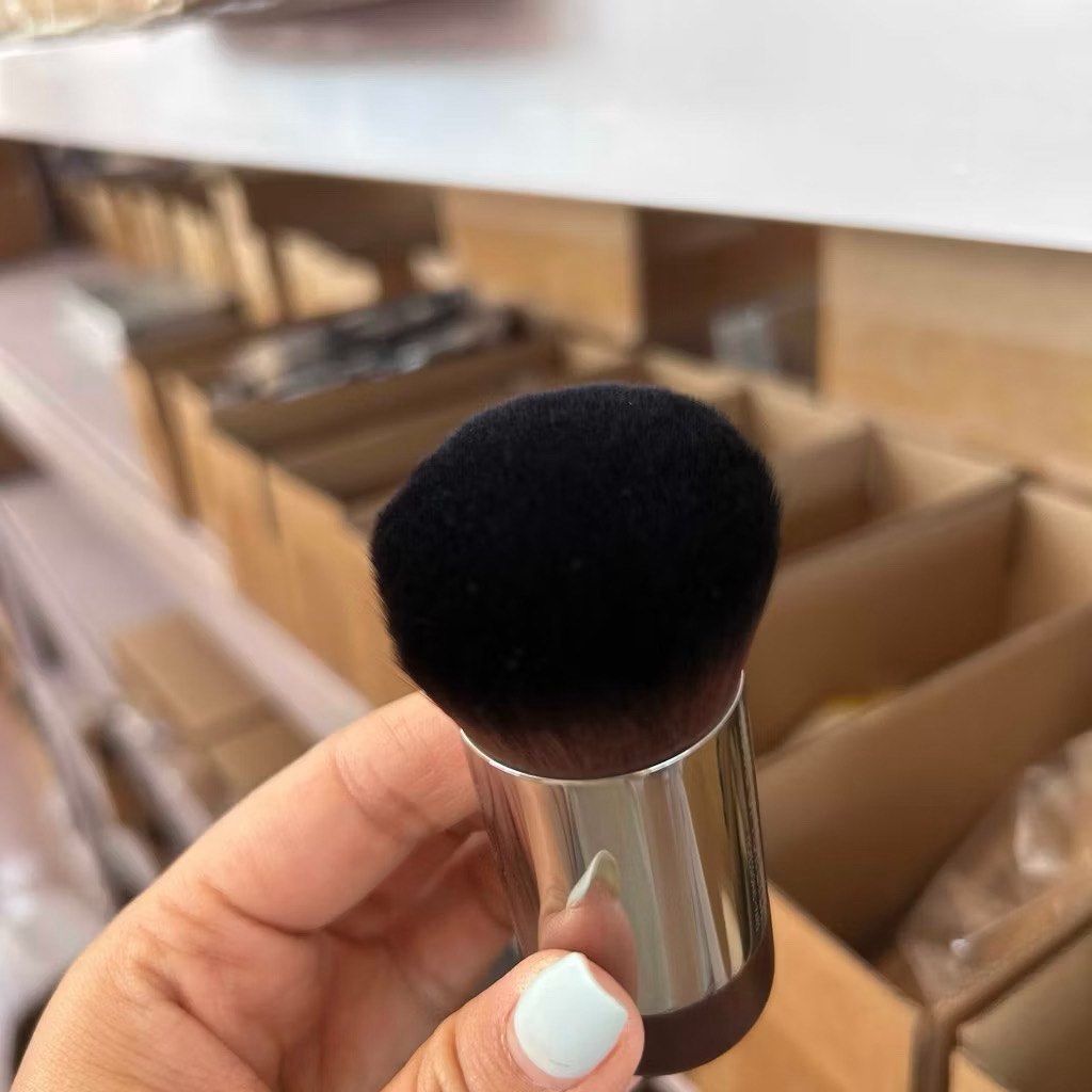 Make up forever 112 slope type foundation brush.seamless (Category: Makeup) located in Santa Rosa. Submitted by loveartsyluxe (Listing ID 1402464488, Image 3). Description: .