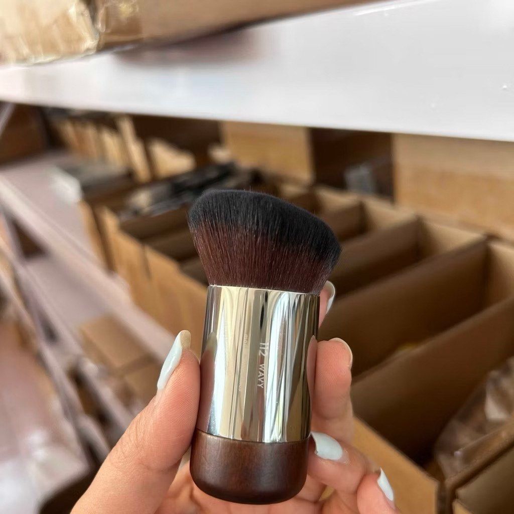 Make up forever 112 slope type foundation brush.seamless (Category: Makeup) located in Santa Rosa. Submitted by loveartsyluxe (Listing ID 1402464488, Image 2). Description: .
