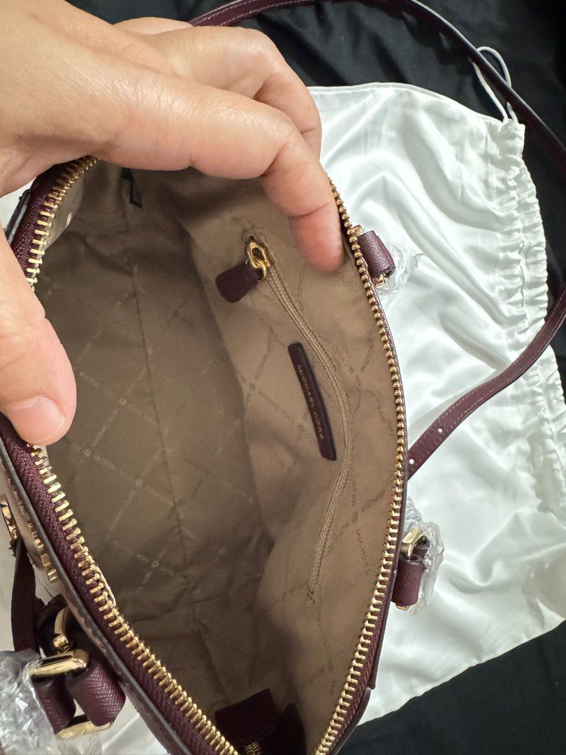 MK bought in Osaka Japan (Category: Luxury Bags & Wallets) located in Quezon City. Submitted by 17brends (Listing ID 1402308144, Image 3). Description: Selling my Preloved Michael Kors Ciara Medium Saffiano Leather Messenger Bag. Comes with dustbag. Still in good condition inside and outside. Bought in Osaka Japan. 💯 authentic RFS: Declutter every end of the year .