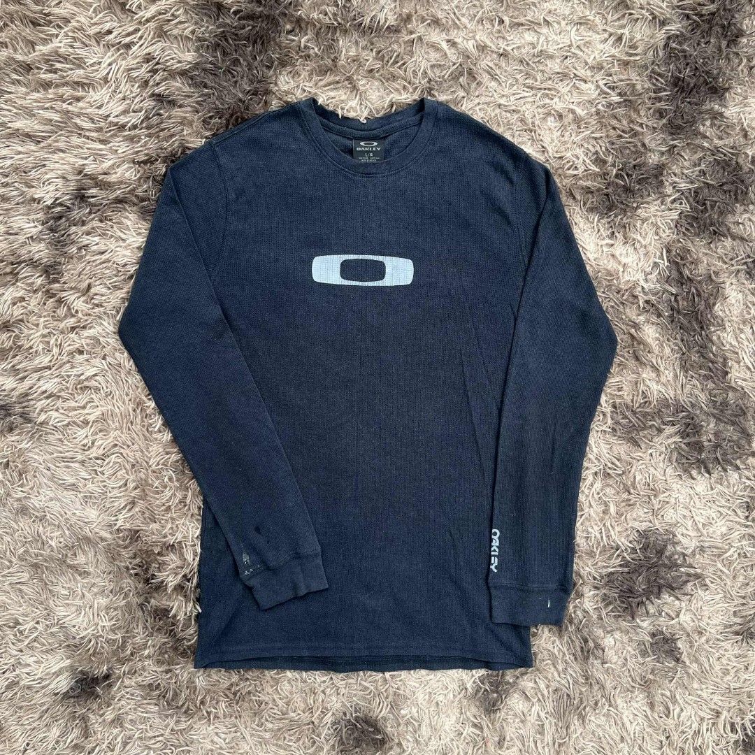 Oakley Long Sleeve Shirt L (Category: Tshirts & Polo Shirts ) located in Manila. Submitted by emmanthrift (Listing ID 1402429124, Image 1). Description: - Oakley long sleeve shirt - Size: L - Color: Dark Blue - Features Oakley logo on chest and sleeve - Crew neck - Waffle knit texture - Made in Mexico.