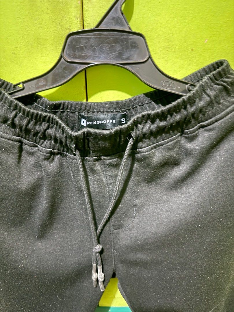 Penshoppe Jogger Pants - Black - Small (Category: Joggers) located in Pasig City. Submitted by yuri0021 (Listing ID 1402307312, Image 2). Description: - Penshoppe jogger pants - Size: Small - Color: Black - Features: - Elastic waistband with drawstring - Two zippered back pockets - Material: Comfortable for casual wear 📍Pasig.