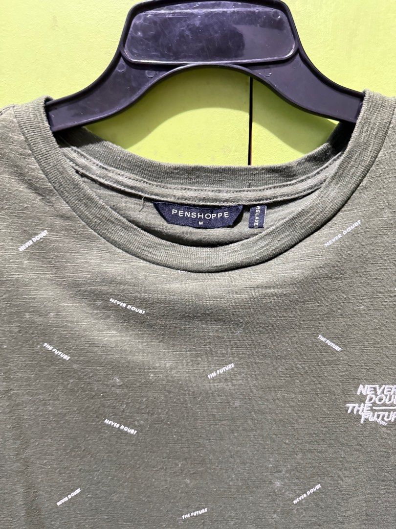 Penshoppe Olive Green Graphic Tee - Medium (Category: Tshirts & Polo Shirts ) located in Pasig City. Submitted by yuri0021 (Listing ID 1402305768, Image 2). Description: Green Medium 📍Pasig.
