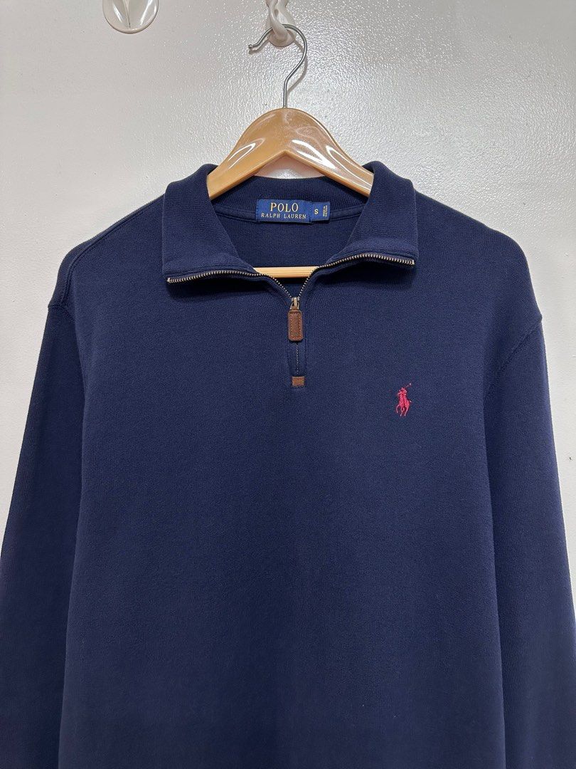 Polo Ralph Lauren Navy Quarter Zip Small (Category: Coats, Jackets and Outerwear) located in Santiago. Submitted by kagayami (Listing ID 1402449931, Image 3). Description: - Navy blue Polo Ralph Lauren sweatshirt - Quarter-zip closure - Size: S dimes 20x27 - Features the iconic Polo logo - Collared neckline - Long sleeves - Leather zipper pull tab - Comfortable, mid-weight fabric.