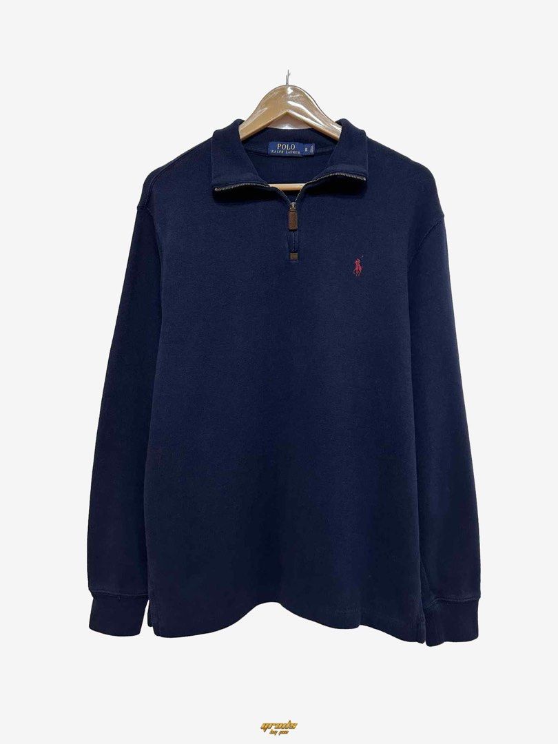 Polo Ralph Lauren Navy Quarter Zip Small (Category: Coats, Jackets and Outerwear) located in Santiago. Submitted by kagayami (Listing ID 1402449931, Image 1). Description: - Navy blue Polo Ralph Lauren sweatshirt - Quarter-zip closure - Size: S dimes 20x27 - Features the iconic Polo logo - Collared neckline - Long sleeves - Leather zipper pull tab - Comfortable, mid-weight fabric.