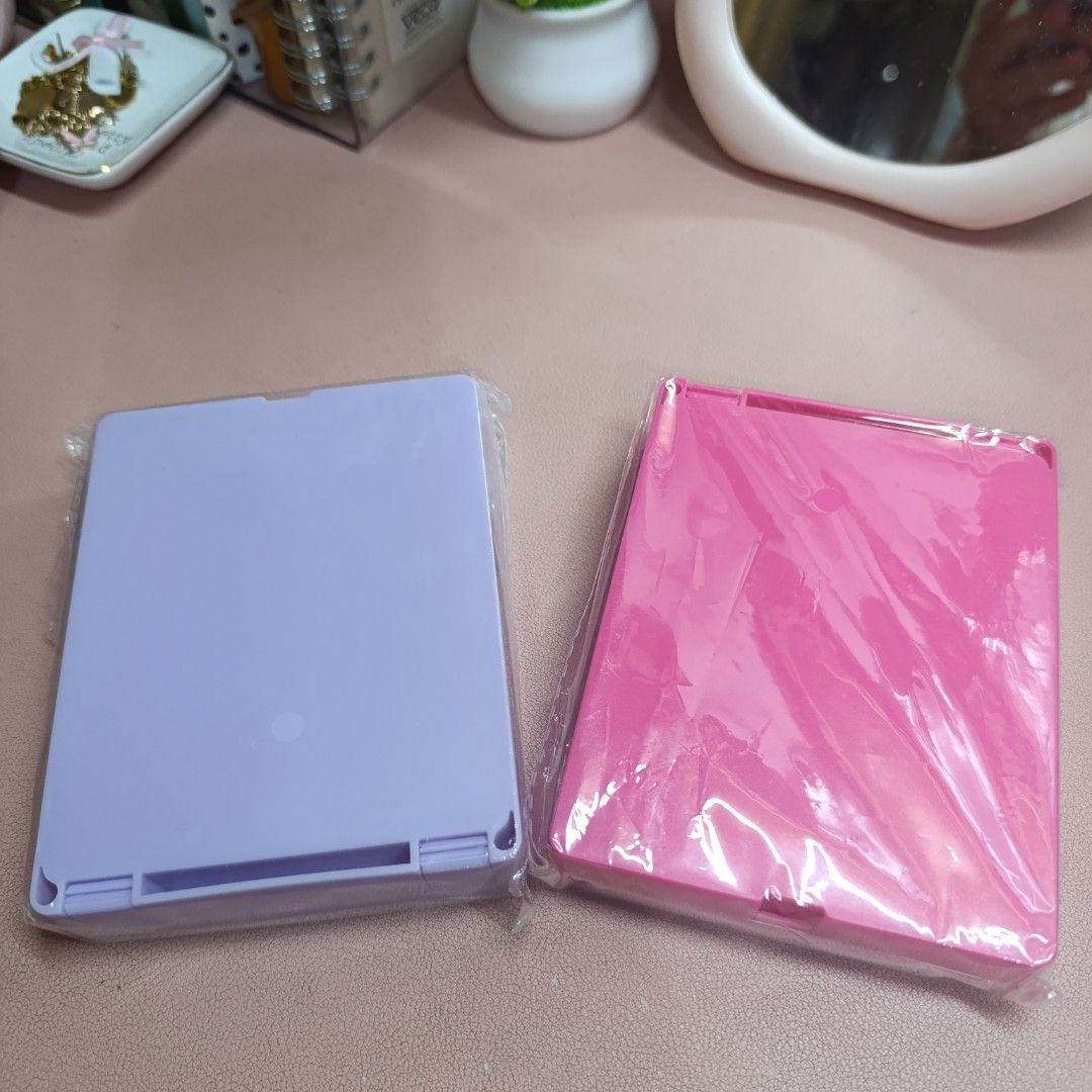 Portable Makeup Brush Set with Mirror (Category: Makeup) located in Las Pinas. Submitted by min_yanna (Listing ID 1402423329, Image 2). Description: - Take both for 100 pesos - Includes mirror - Features multiple brush sizes - Comes in a compact, travel-friendly case - Unused and in original packaging.