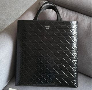 (Category: ) located in . Submitted by luxdesignerbrand (Listing ID 1402341491, Image 1). Description: .