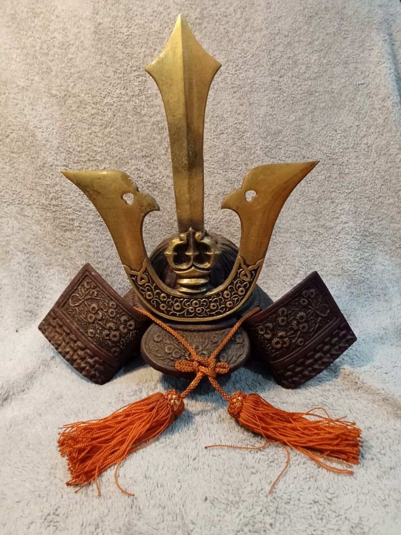 Samurai Warrior helmet display (Category: Vintage Collectibles) located in Malabon City. Submitted by tey-salao-8 (Listing ID 1402326710, Image 1). Description: Samurai Warrior helmet metal display, free delivery Cod on selected areas only, please Pm me for more details 😉🙏☝️.