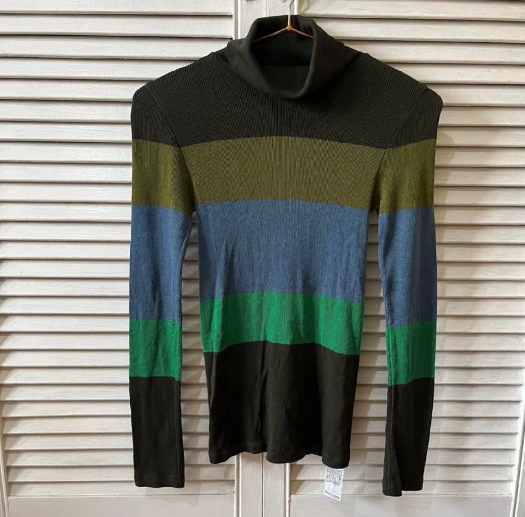 Uniqlo Heattech Extra Warm Striped Turtleneck (Category: Longsleeves) located in Marikina City. Submitted by senandash (Listing ID 1402300855, Image 1). Description: Uniqlo Heattech Extra Warm turtleneck sweater. Features a striped design with shades of green, blue, and black. It has a turtleneck collar and long sleeves. The size is M. Made with a blend of acrylic, nylon, and spandex. Perfect for staying warm during colder weather..