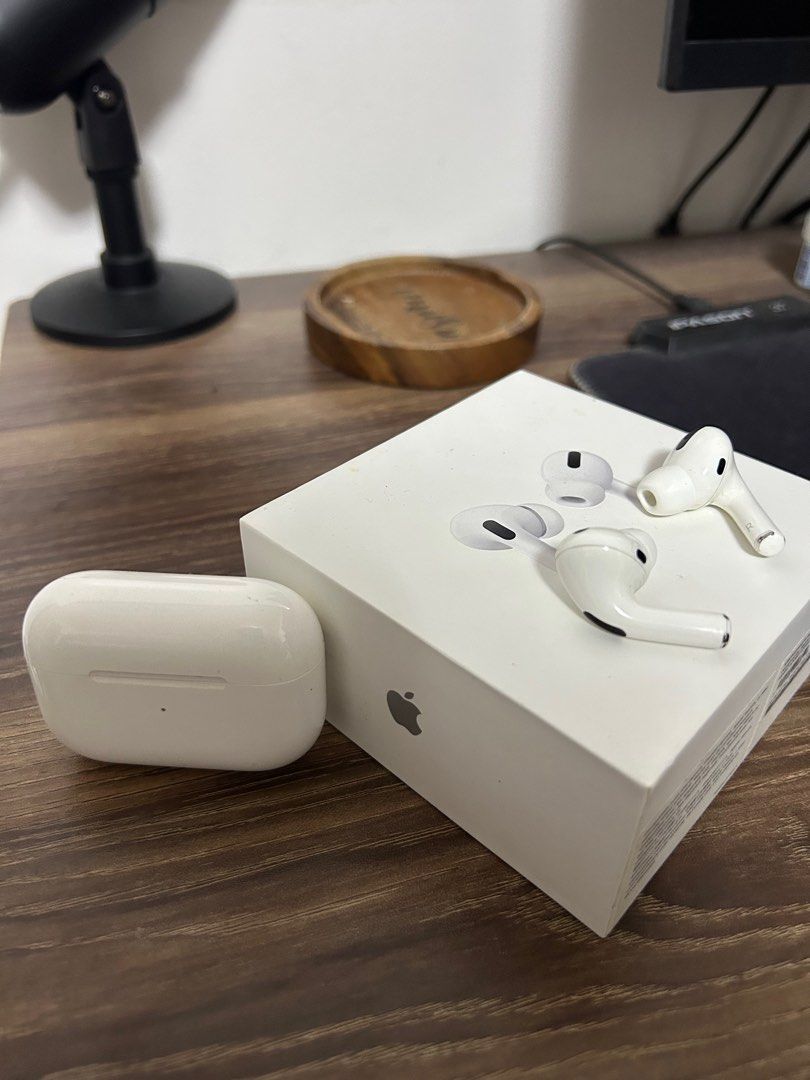 Airpods Pro 1st Gen (Category: Headphones & Headsets) located in Marikina City. Submitted by goodiesbymoose (Listing ID 1402553563, Image 2). Description: Airpods Pro 1st Gen w/ Active Noise Cancellation With wireless charging case With original box and extra ear tips No charger included Issue: Right ear bud not connecting.