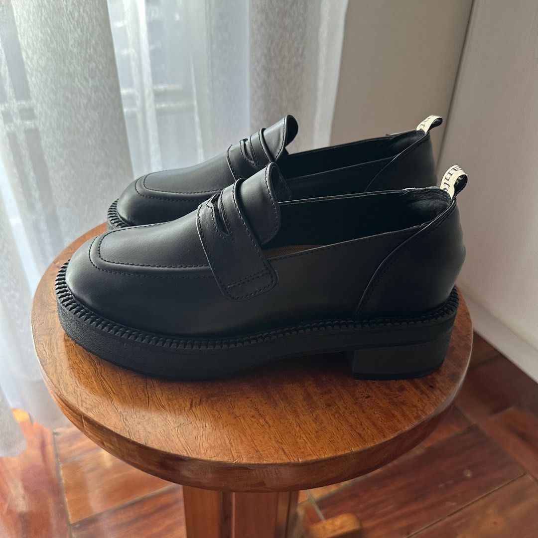 Andante chunky loafers (Category: Loafers) located in San Juan City. Submitted by iy.am (Listing ID 1402574618, Image 3). Description: - Andanté The Chunky Loafer in black genuine, full-grain leather and with aerifoam soft insoles and 1.5” platform heel - Size 5 — runs small; best for narrow feet - Brand new with box and dustbags — never used, only tried on to fit - Has a scratch and a shoemaker’s mark on the left shoe which were already there wh