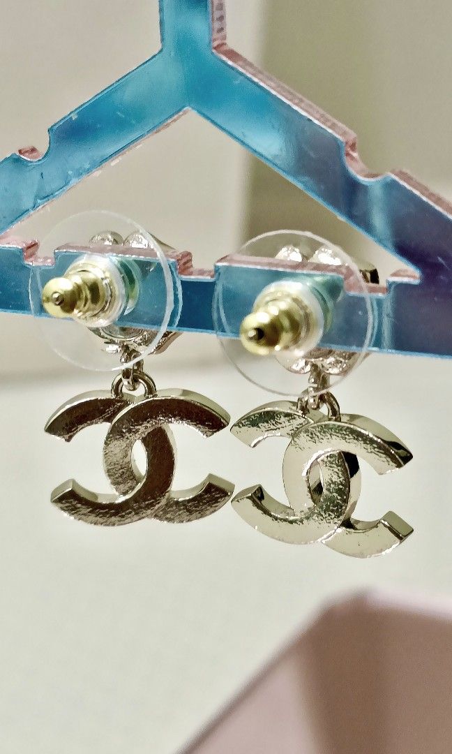 Authentic Chanel Lucky Clover Pendant Earrings (Category: Luxury Accessories) located in Paranaque City. Submitted by par18 (Listing ID 1402655699, Image 3). Description: 2025 SPRING- SUMMER Pre Collection Metal, Resin& Strass Gold, Black & Crystal.