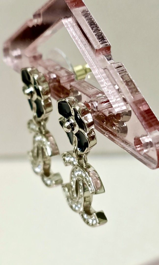 Authentic Chanel Lucky Clover Pendant Earrings (Category: Luxury Accessories) located in Paranaque City. Submitted by par18 (Listing ID 1402655699, Image 2). Description: 2025 SPRING- SUMMER Pre Collection Metal, Resin& Strass Gold, Black & Crystal.