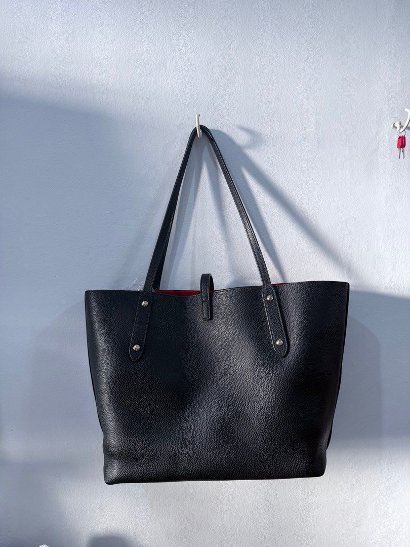 Coach Black Pebbled Leather Market Tote (Category: Luxury Bags & Wallets) located in Marikina City. Submitted by jarediniiiee (Listing ID 1402563399, Image 3). Description: Bought from Japan with free organizer Flaw is yung creed niya nasira ng organizer 🥺 Super sale po.