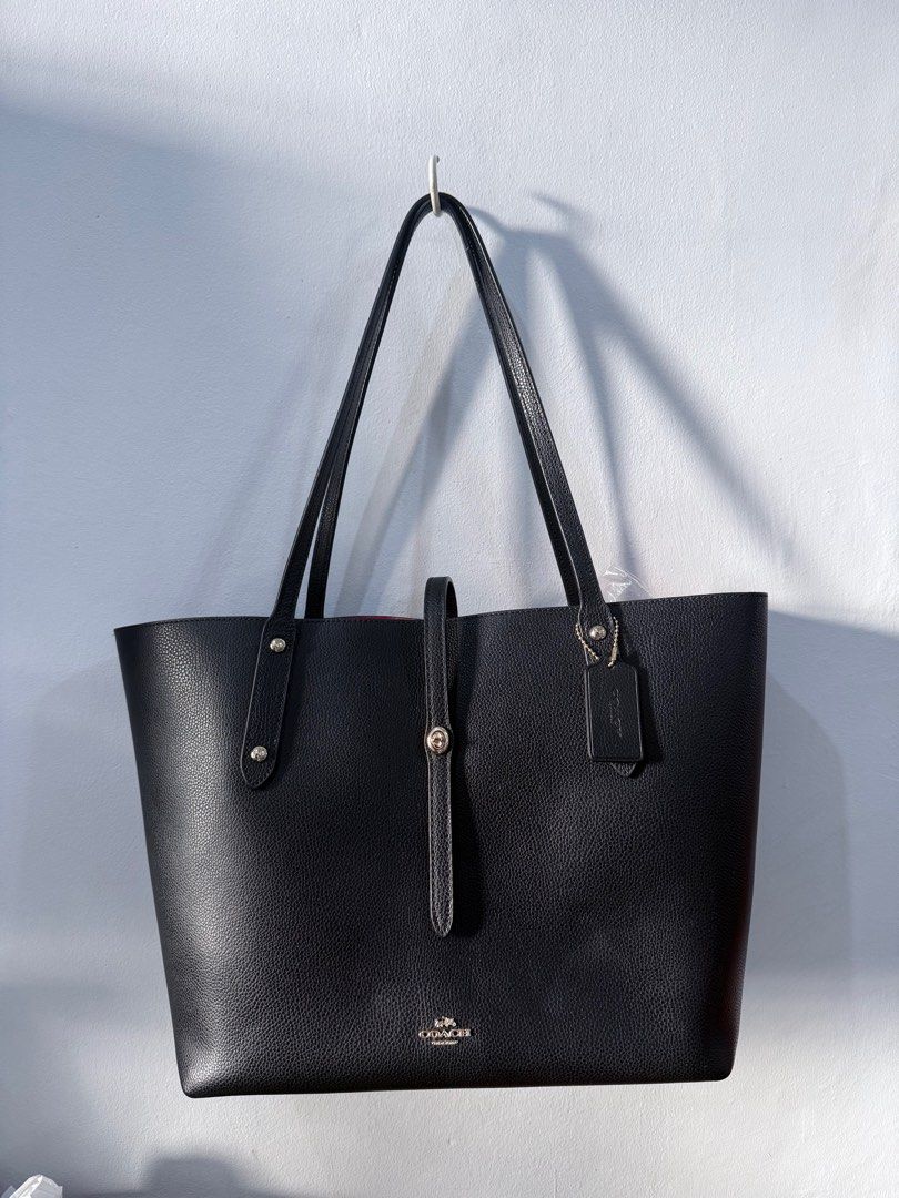 Coach Black Pebbled Leather Market Tote (Category: Luxury Bags & Wallets) located in Marikina City. Submitted by jarediniiiee (Listing ID 1402563399, Image 2). Description: Bought from Japan with free organizer Flaw is yung creed niya nasira ng organizer 🥺 Super sale po.