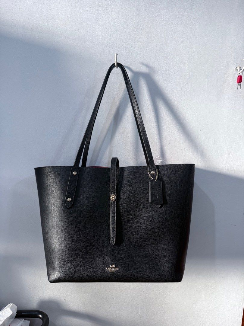 Coach Black Pebbled Leather Market Tote (Category: Luxury Bags & Wallets) located in Marikina City. Submitted by jarediniiiee (Listing ID 1402563399, Image 1). Description: Bought from Japan with free organizer Flaw is yung creed niya nasira ng organizer 🥺 Super sale po.