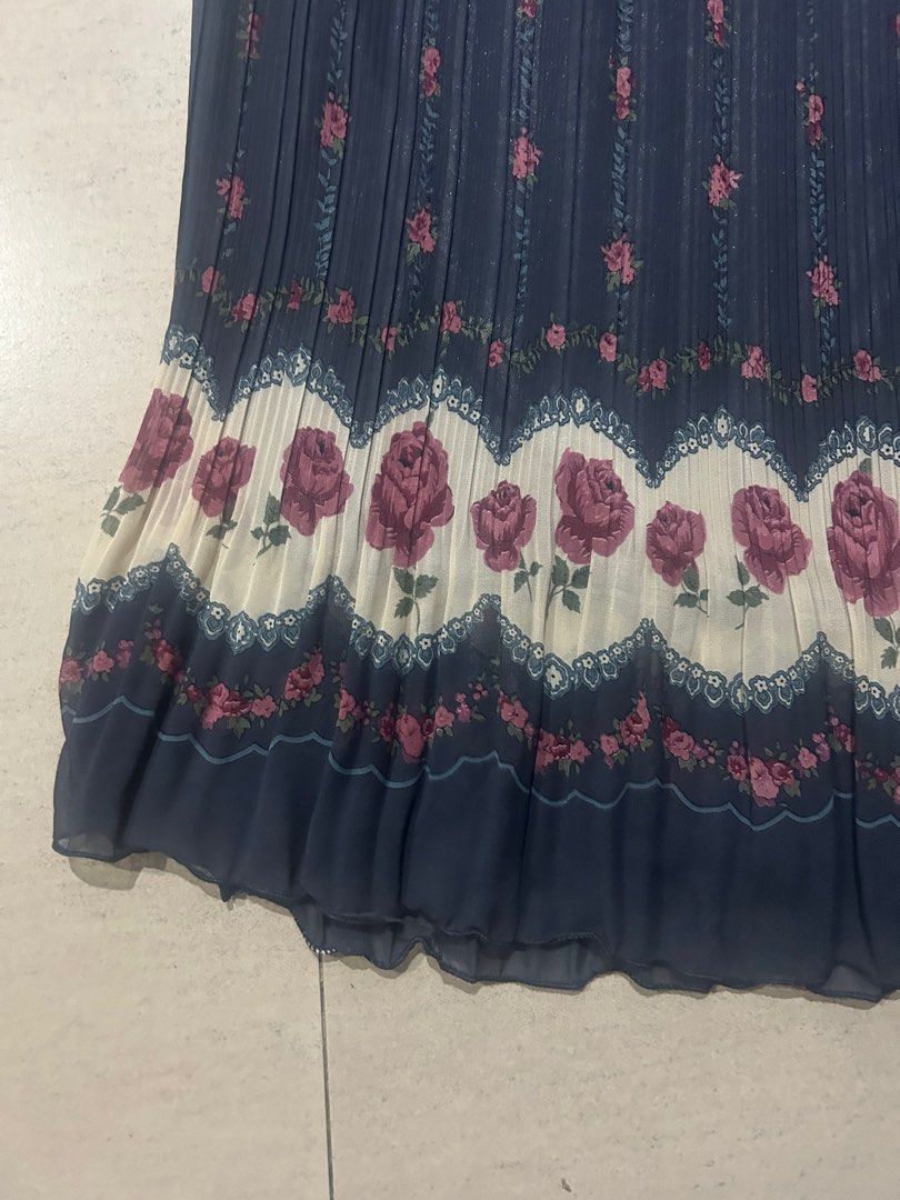 Floral Midi Skirt with Pleated Rose Pattern (Category: Skirts) located in Quezon City. Submitted by theukayera (Listing ID 1402570562, Image 3). Description: Dreamy pleated rose midi skirt with the loveliest print! 🥀 Has lining already 9/10 because of the garter condition (would recommend for girlies with a waistline of 28 and up if worn high waist) or to wear it low waist Laid flat measurements: Waist: 14”-18.5” (Fits 28 up to 38) Length: 29” O