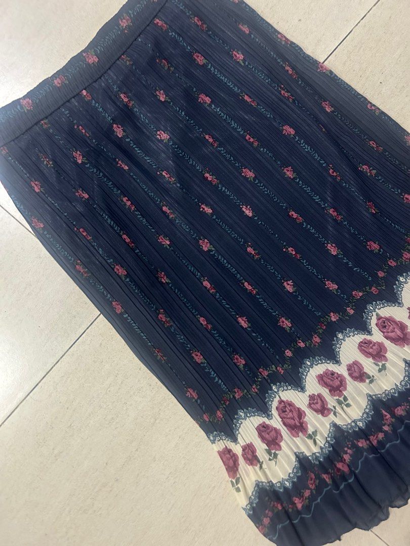 Floral Midi Skirt with Pleated Rose Pattern (Category: Skirts) located in Quezon City. Submitted by theukayera (Listing ID 1402570562, Image 2). Description: Dreamy pleated rose midi skirt with the loveliest print! 🥀 Has lining already 9/10 because of the garter condition (would recommend for girlies with a waistline of 28 and up if worn high waist) or to wear it low waist Laid flat measurements: Waist: 14”-18.5” (Fits 28 up to 38) Length: 29” O